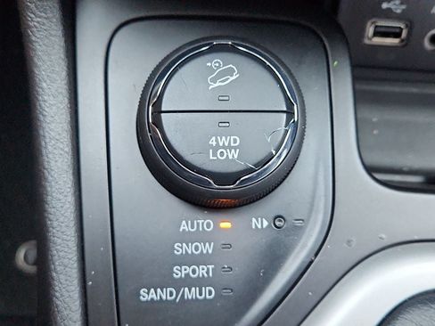 Used 2017 Jeep Cherokee Overland w/ Technology Group AWD/4WD image 23