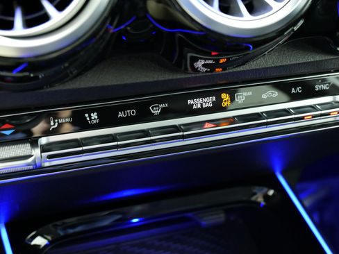 Used 2021 Mercedes-Benz GLB 250 4MATIC image 41