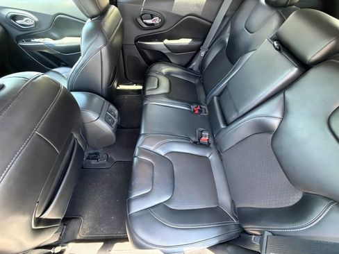 Used 2019 Jeep Cherokee Latitude Plus AWD/4WD image 12
