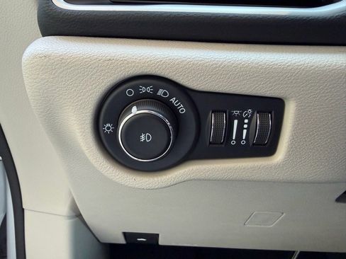 Used 2024 Chrysler Pacifica Touring-L FWD image 22