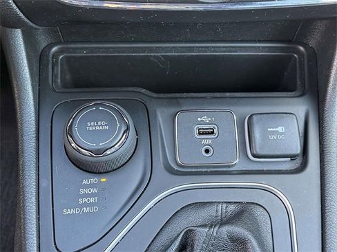 Used 2022 Jeep Cherokee Latitude Lux w/ Sun & Sound Group image 5