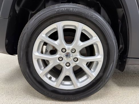 Used 2015 Jeep Cherokee Latitude w/ Cold Weather Group image 39