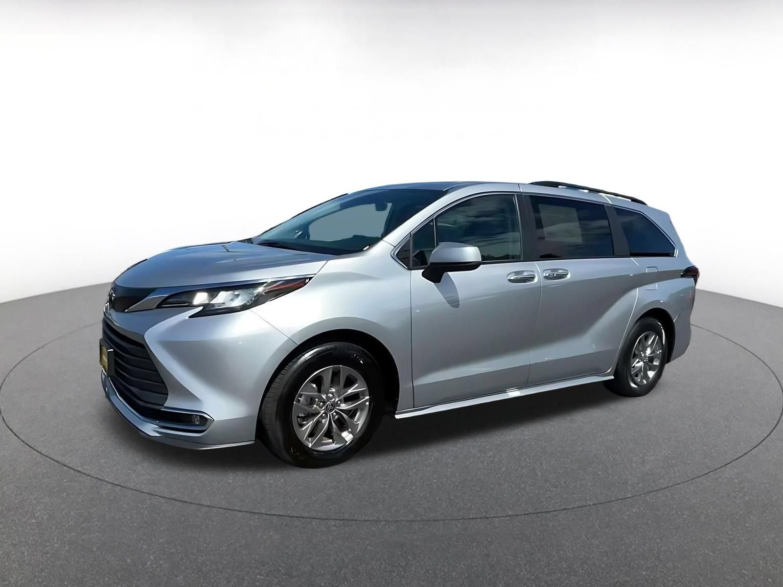 Used 2023 Toyota Sienna XLE FWD image 7