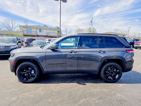 Used 2024 Jeep Grand Cherokee Limited w/ Black Appearance Package image 16