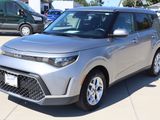 Used 2023 Kia Soul LX w/ LX Technology Package image 2