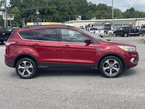 Used 2017 Ford Escape SE w/ Equipment Group 201A FWD image 2