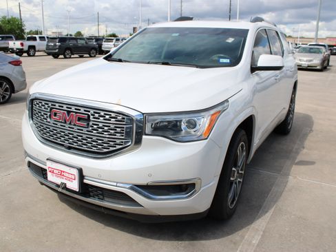 Used 2017 GMC Acadia Denali w/ Technology Package FWD image 4