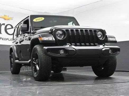 Used 2023 Jeep Wrangler Unlimited Sahara AWD/4WD image 3