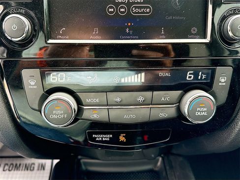 Used 2018 Nissan Rogue SV image 17