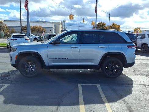 Used 2023 Jeep Grand Cherokee Altitude image 4