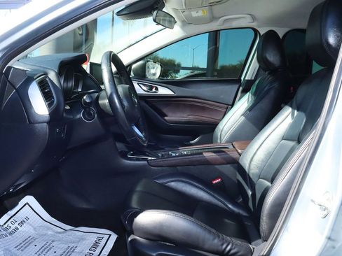 Used 2018 MAZDA MAZDA3 Touring image 37