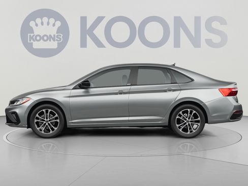 Used 2025 Volkswagen Jetta SE FWD image 2