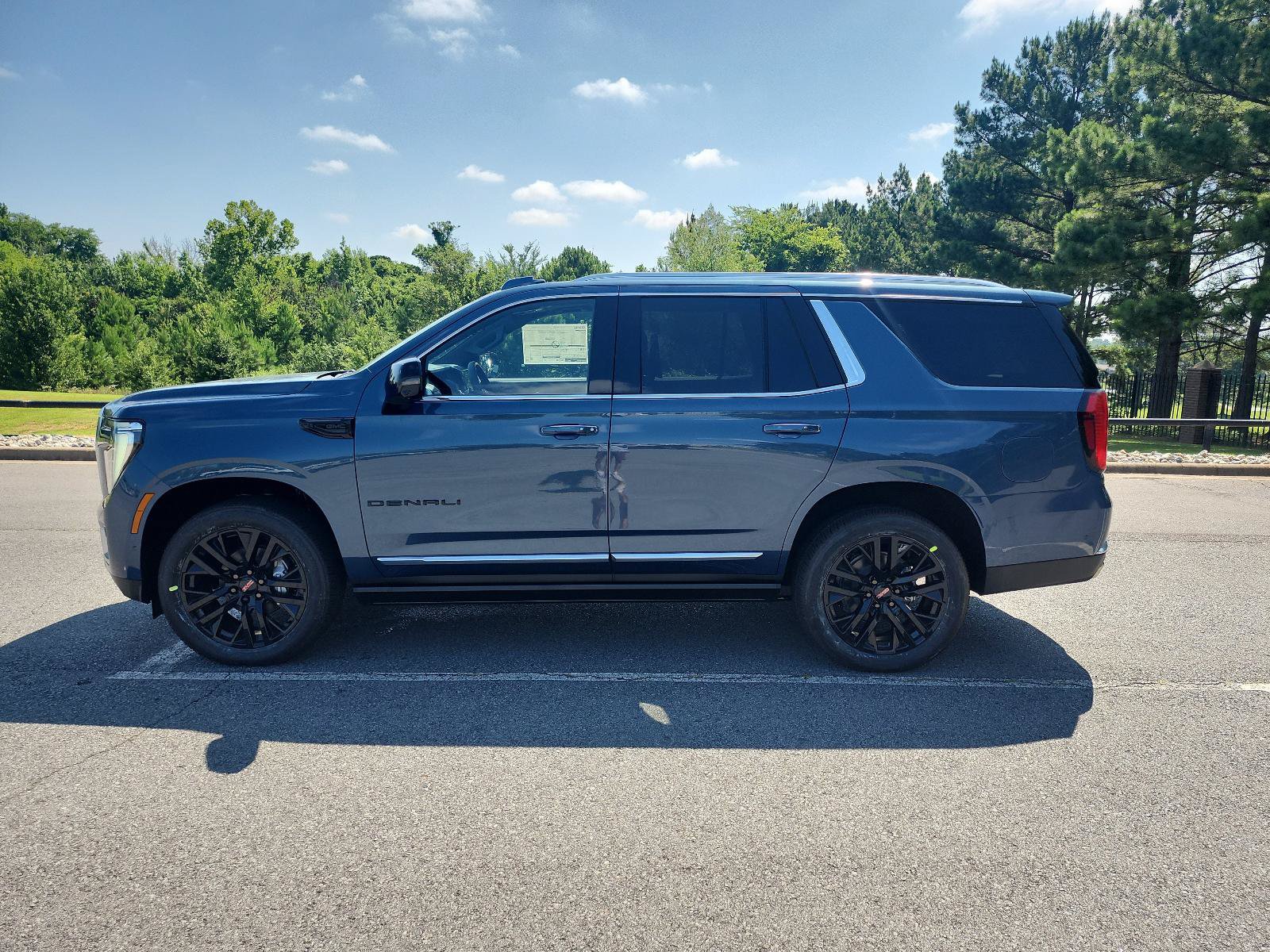 New 2026 GMC Yukon Denali w/ Denali Reserve Package AWD/4WD image 2