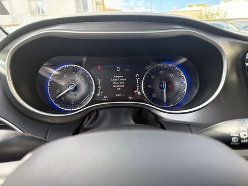 Used 2024 Chrysler Pacifica Touring-L FWD image 2
