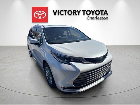 Used 2023 Toyota Sienna Platinum image 2