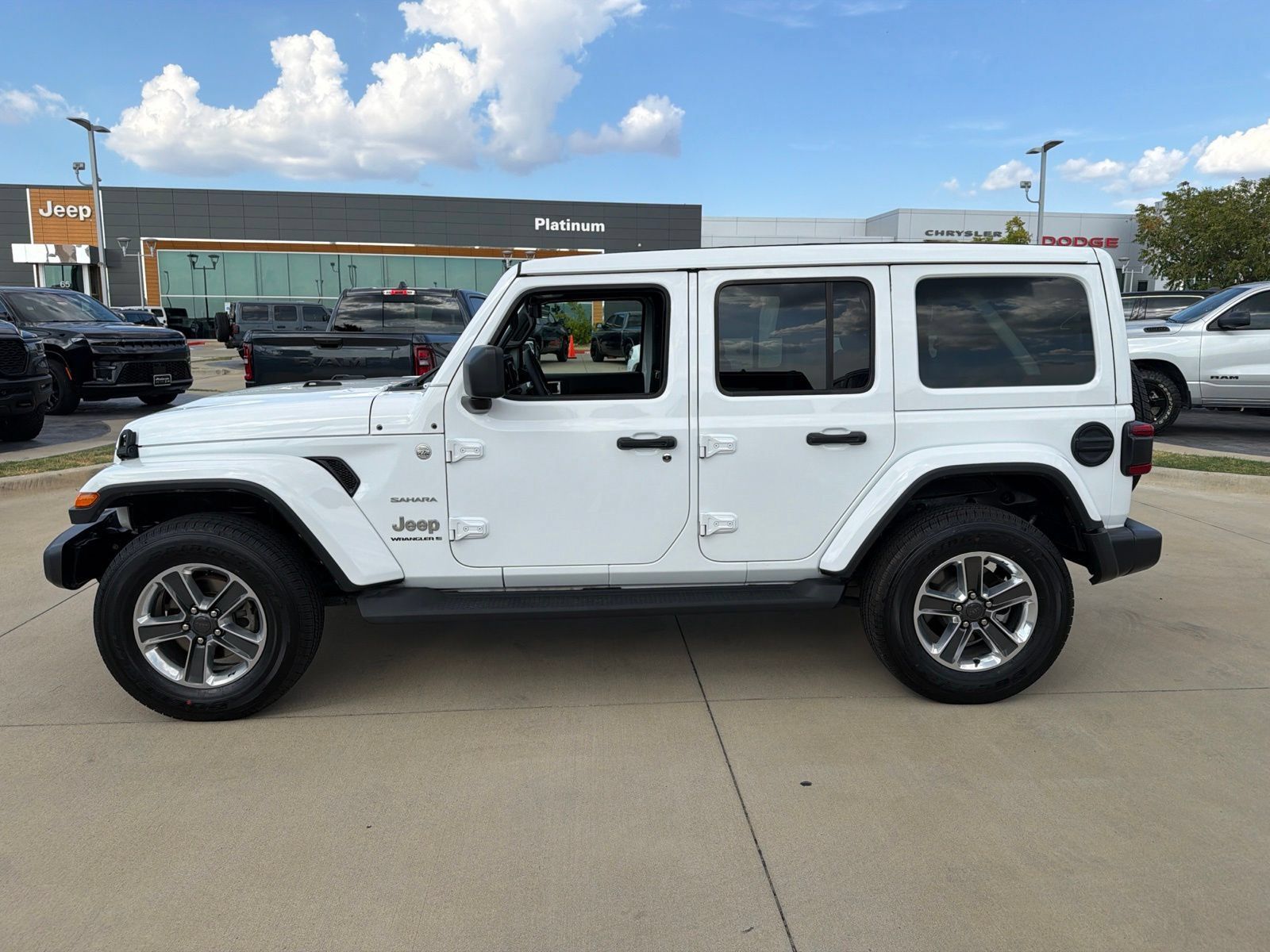 Used 2023 Jeep Wrangler Unlimited Sahara w/ Safety Group AWD/4WD image 2