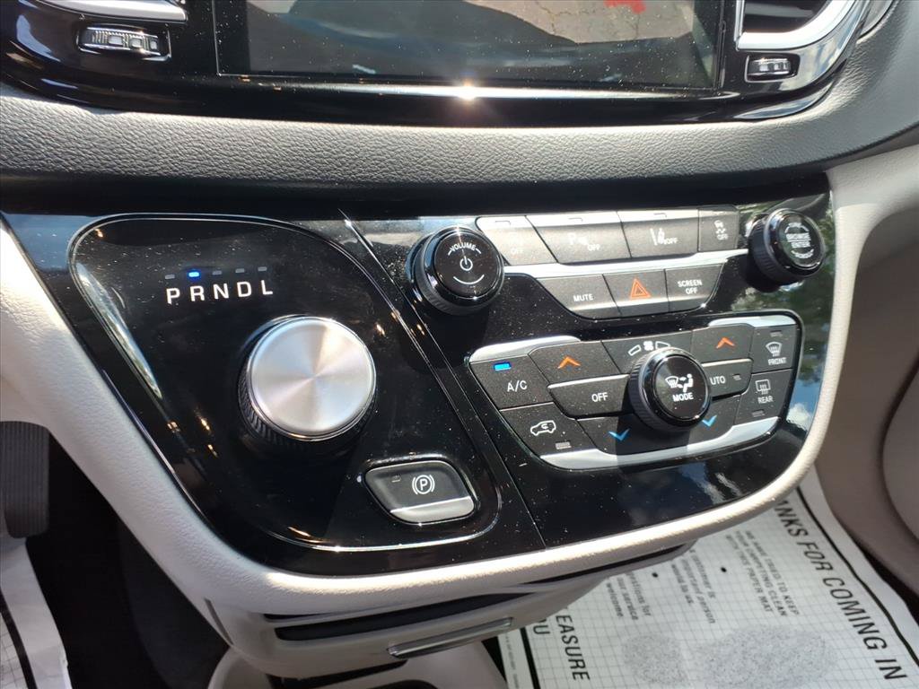 Used 2024 Chrysler Pacifica Touring-L FWD image 9