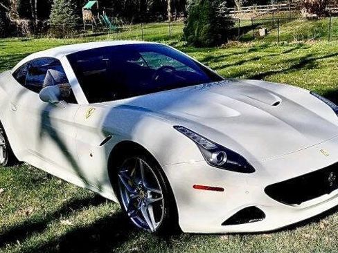 Used 2017 Ferrari California T image 3