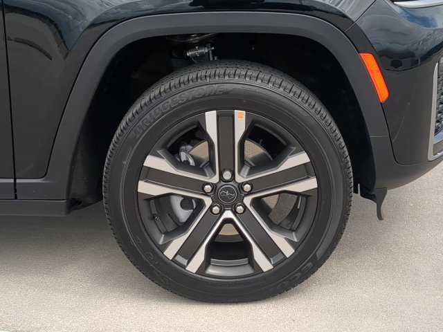 New 2027 Jeep Grand Cherokee Limited RWD image 11