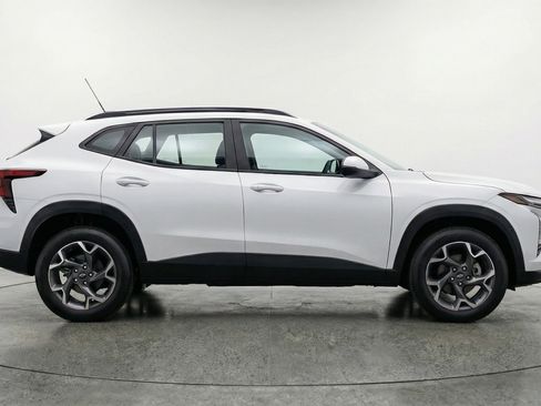 Used 2025 Chevrolet Trax LT w/ LT Convenience Package image 11