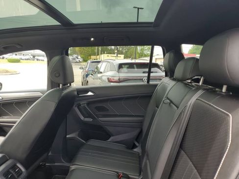 Used 2024 Volkswagen Tiguan SE R-Line image 10