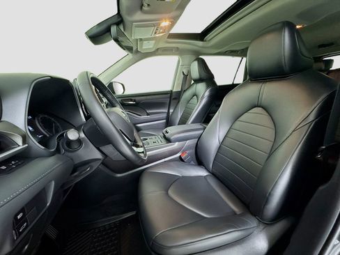 Used 2021 Toyota Highlander XLE image 9