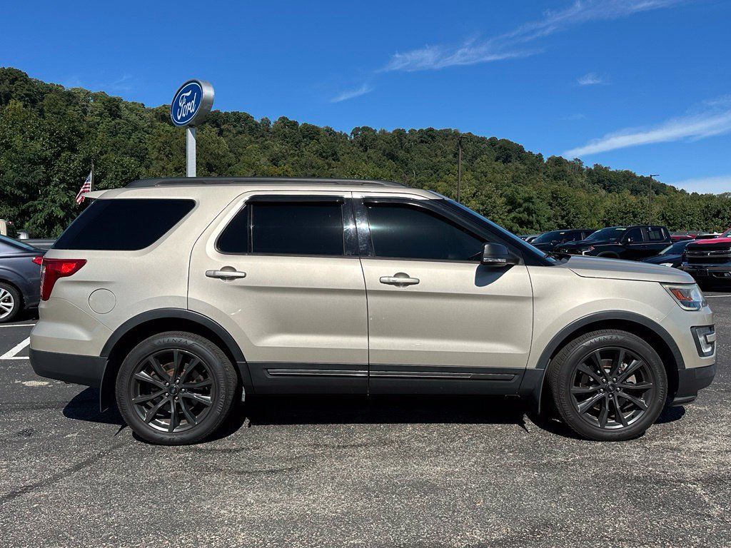 Used 2017 Ford Explorer XLT w/ Equipment Group 202A AWD/4WD image 4