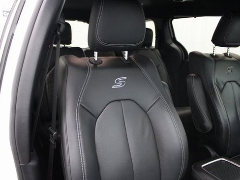 Used 2020 Chrysler Pacifica Touring-L Plus w/ S Appearance Package image 29