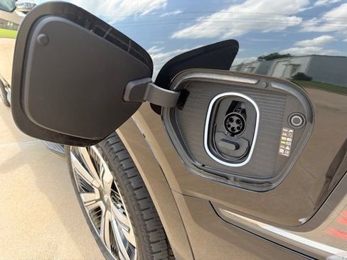 Certified 2025 Cadillac Escalade IQ Luxury 2 w/ LPO, Premium Carpet Package AWD/4WD image 11