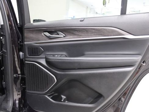 Used 2023 Jeep Grand Cherokee L Limited w/ Luxury Tech Group II AWD/4WD image 28