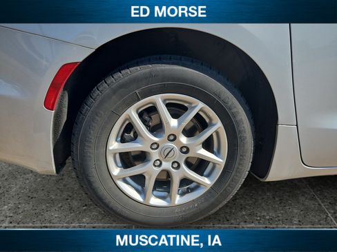 Used 2023 Chrysler Pacifica Touring-L FWD image 11