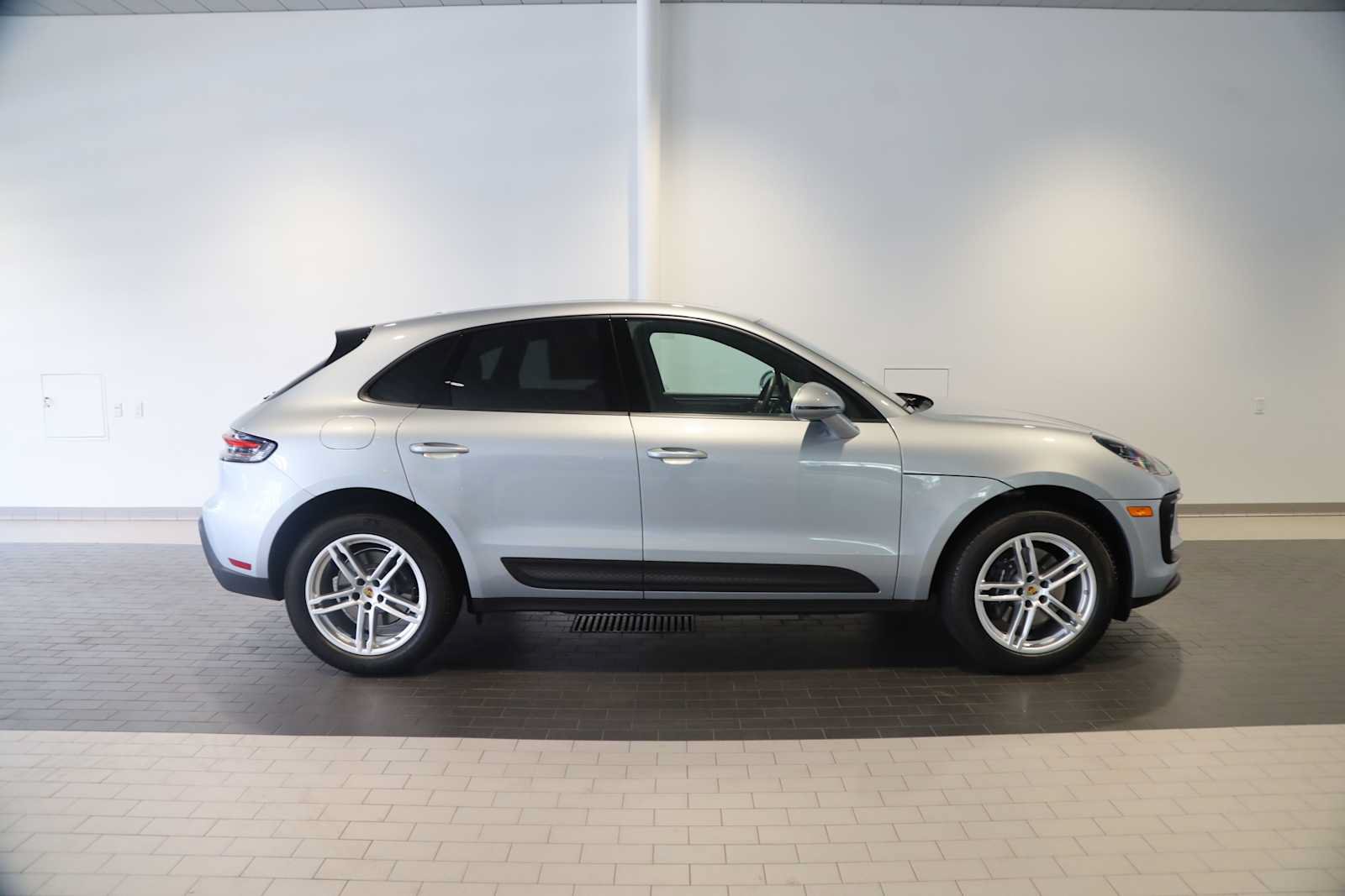 Used 2026 Porsche Macan AWD/4WD image 8