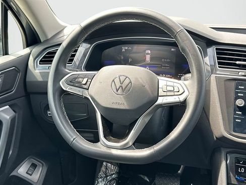 Used 2024 Volkswagen Tiguan SE w/ Panoramic Sunroof Package image 6