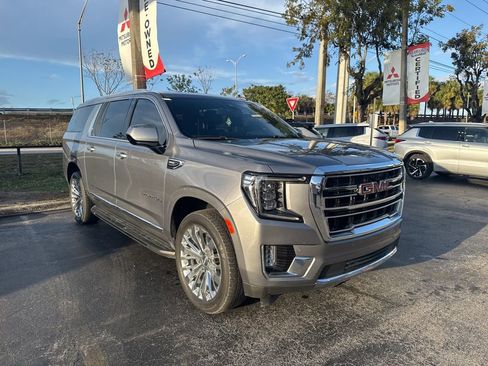 Used 2022 GMC Yukon XL SLT image 3