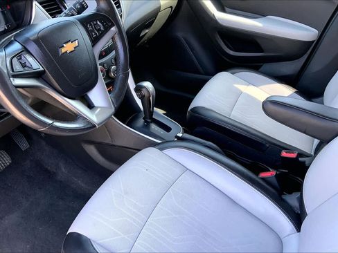 Used 2022 Chevrolet Trax LT w/ LT Convenience Package AWD/4WD image 16