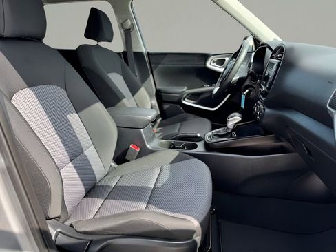 Used 2023 Kia Soul LX w/ LX Technology Package image 13