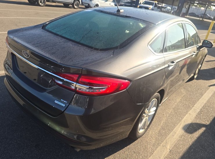 Used 2018 Ford Fusion SE w/ Fusion SE Technology Package FWD image 2