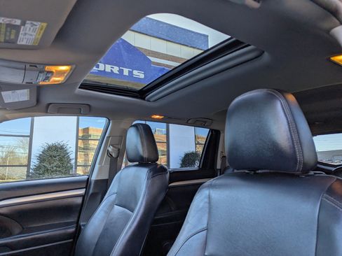 Used 2018 Toyota Highlander XLE image 32