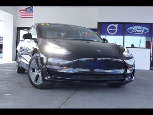 Used 2023 Tesla Model 3 Standard Range image 1