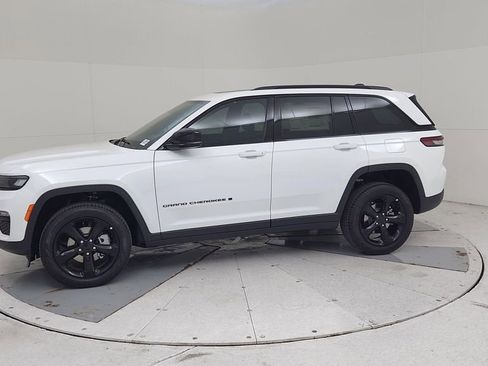 New 2025 Jeep Grand Cherokee Limited w/ Black Appearance Package image 8