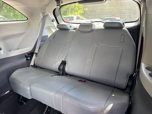 Used 2023 Toyota Sienna XLE FWD image 12
