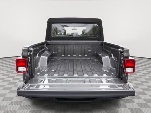 Used 2024 Jeep Gladiator Sport AWD/4WD image 7
