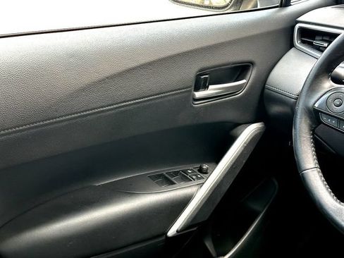 Used 2022 Toyota Corolla Cross XLE w/ Convenience Package FWD image 27