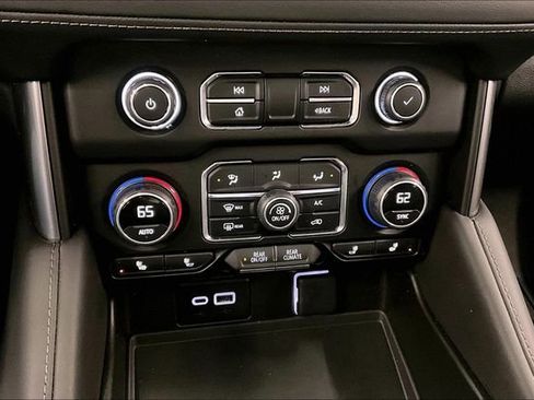 Used 2024 Chevrolet Suburban Z71 image 29