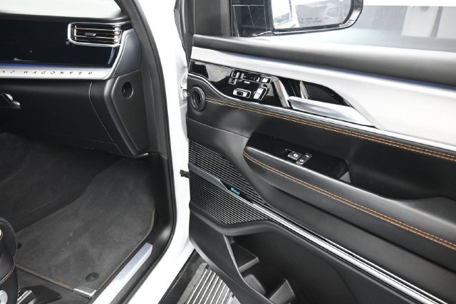 Used 2023 Jeep Grand Wagoneer Series III AWD/4WD image 29