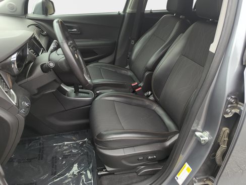 Used 2020 Chevrolet Trax LT w/ LT Convenience Package FWD image 12