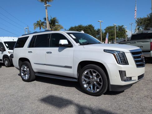Used 2018 Cadillac Escalade Luxury RWD image 2