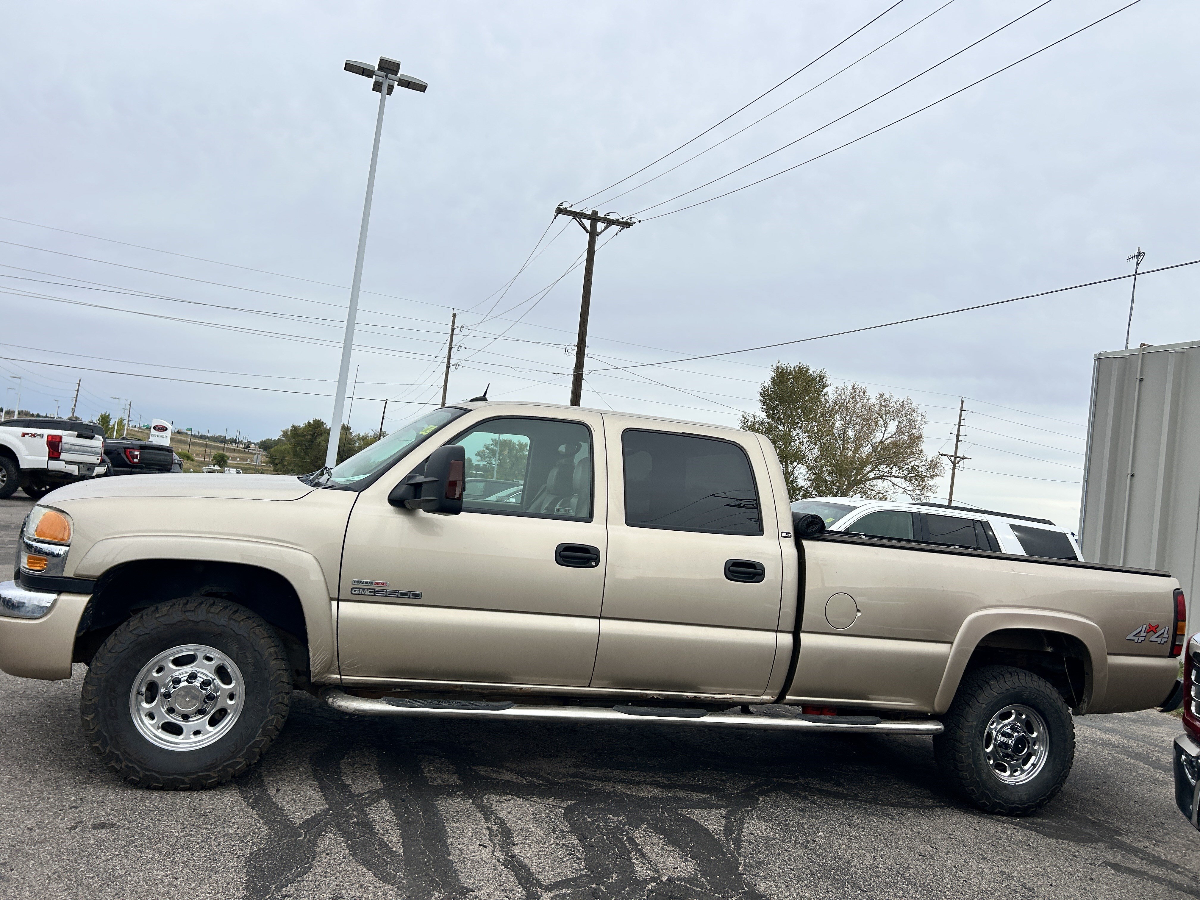 Used 2004 GMC Sierra 3500 SLT AWD/4WD image 2