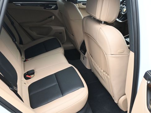 Certified 2026 Porsche Macan AWD/4WD image 10