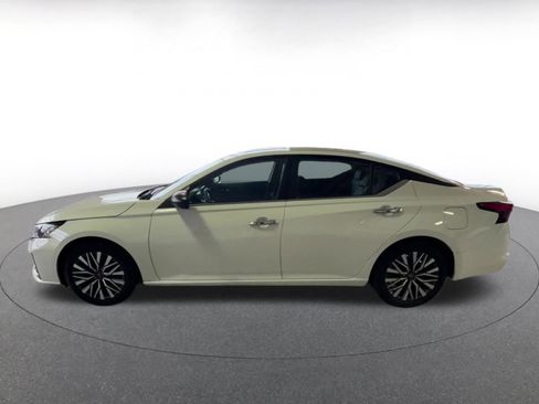 Used 2025 Nissan Altima 2.5 SV image 8